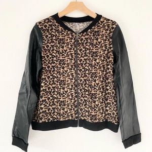 🦋 3/$15 Leopard print jacket with faux leather sleeve